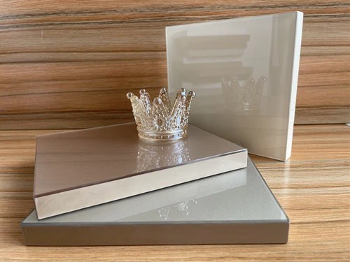 ガラスキャビネットのドア